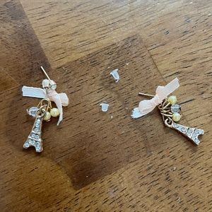 NWOT 1 Pair Paris Eiffel Tower with Ribbon Earrings Jewelry